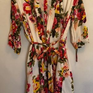 SANDY WATERS FLORAL SHORT ROBE.